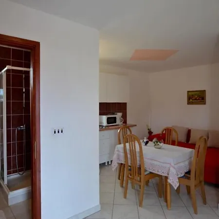 In Vrvari With Balcony, Air Conditioning, Wifi, Washing Machine * Porec