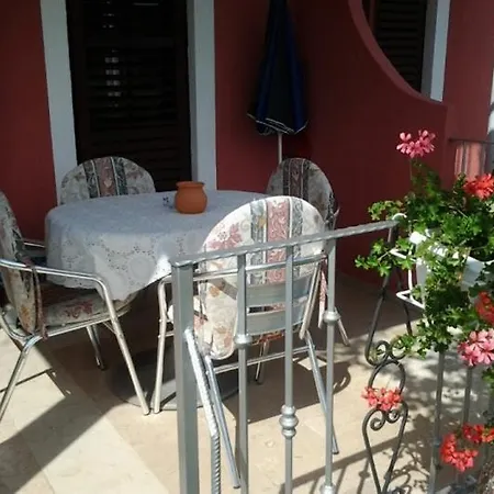 Appartamento In Vrvari With Balcony, Air Conditioning, Wifi, Washing Machine *