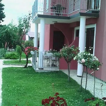 Appartamento In Vrvari With Balcony, Air Conditioning, Wifi, Washing Machine